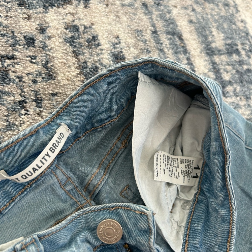 Best Quality Brand Ripped Jeans - Picture 2 of 5
